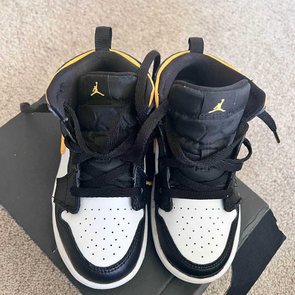 Toddler Boys Jordans 9c